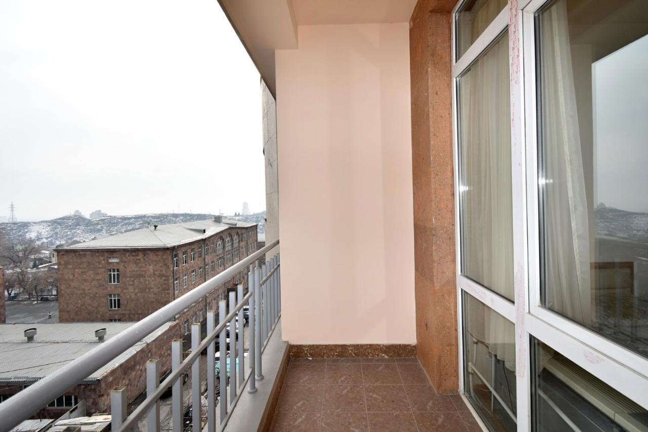 Panorama hotel on Baghramyan avenue Yerevan Bagian luar foto