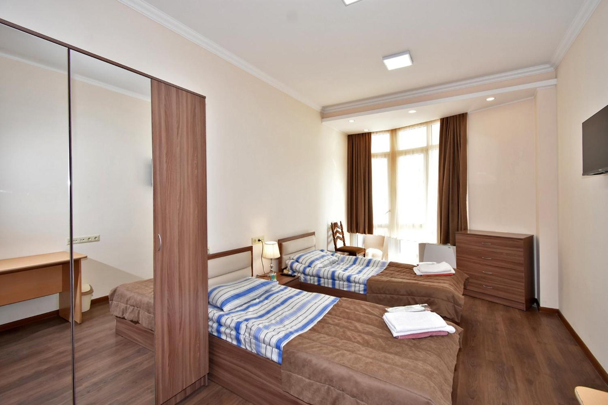 Panorama hotel on Baghramyan avenue Yerevan Bagian luar foto